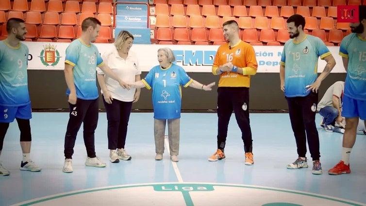 Homenaje del Atlético Balonmano Valladolid a Mari Carmen, socia de 89 años