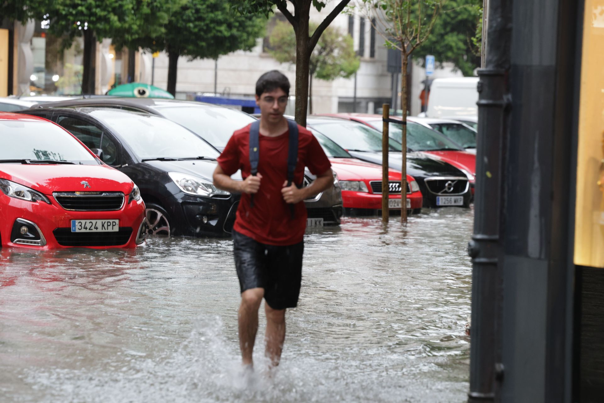 El agua llegaba más arriba del tobillo en la confluencia de las calles Esgueva y la de los Moros