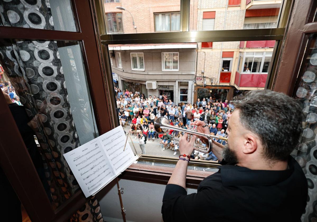 Concierto de la Banda de Música desde el edificio del Universonoro.