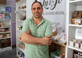 Alberto García, en su comercio.