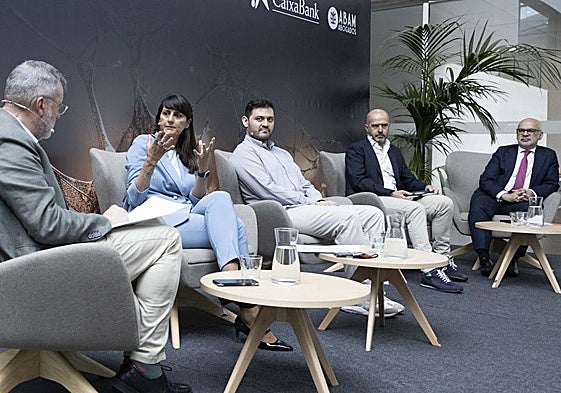 Ángel Ortiz (director El Norte), María González Veracruz (Secretaria de Estado), Fabián Romero (Data Scientist IA&Analytics de CaixaBank), David Escudero (Centro IA UVA) y Antonio Luis Vázquez (ABAM Abogados)