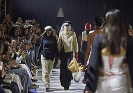 Candela Hernández, una de las diseñadoras premiadas, durante el desfile en el Aula Magna.