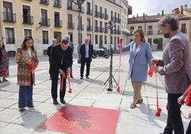 La alcaldesa, el obispo, la presidenta de la Diputación y el concejal de Cultura se disponen a descubrir la loseta del kilómetro 0.