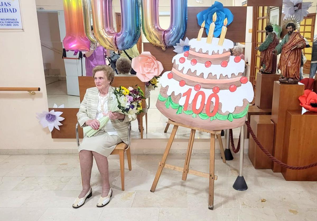 María Luz Iglesias, con la enorme tarta de cumpleaños con la que celebró sus cien años de vida.