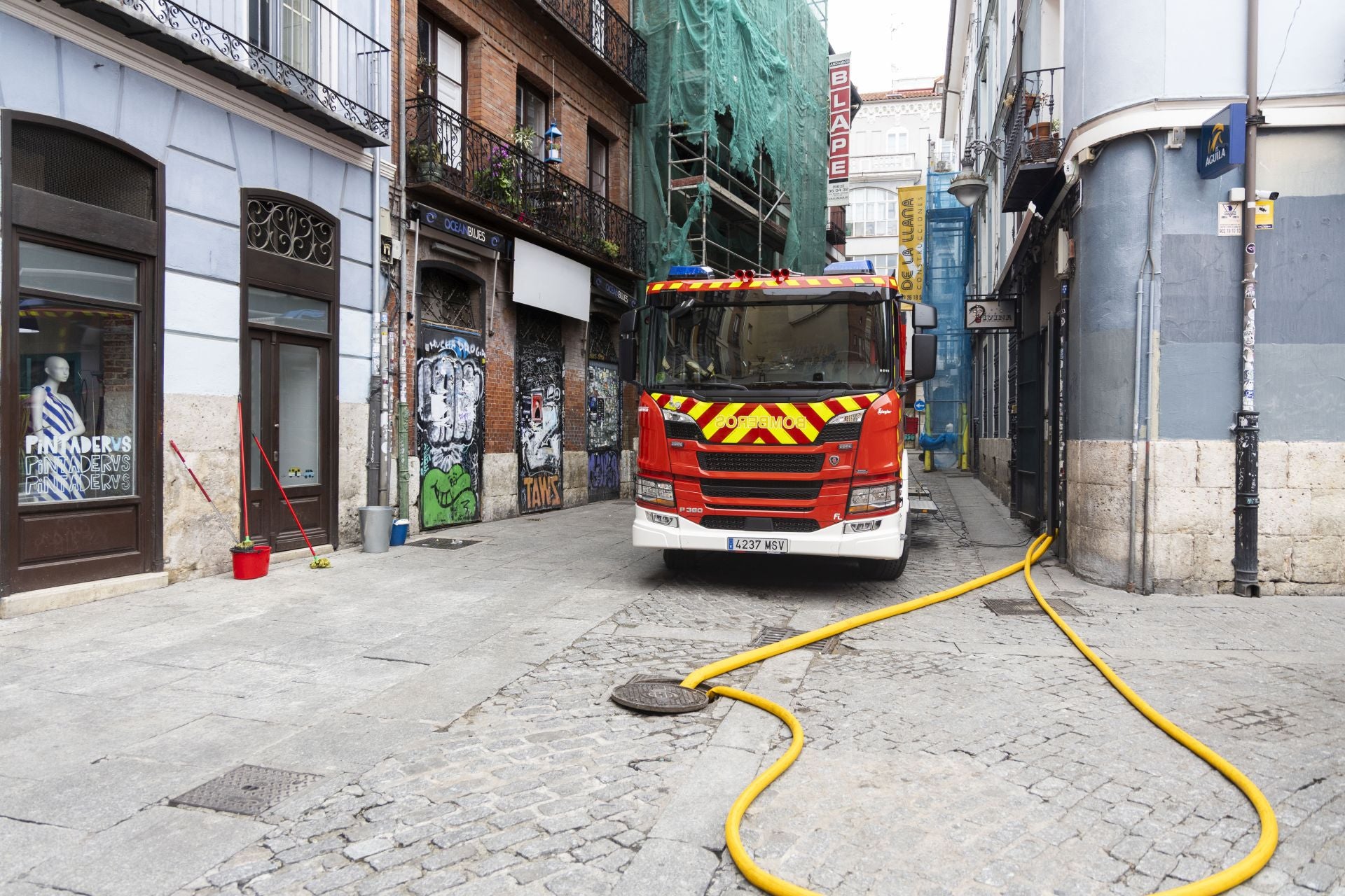 El día después en los comercios y el entorno de la calle Platerías, una de las más afectadas de la ciudad.