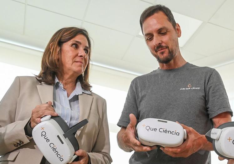 Pilar Suárez-Inclán y Daniel Amatller observan los visores.