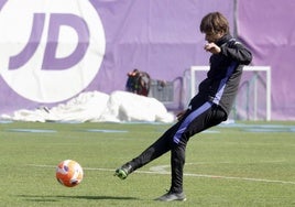 Álvaro Rubio golpea un balón durante un entrenamiento del Real Valladolid.