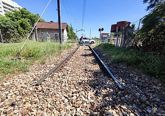 Paso a nivel en Las Norias. A los pocos metros, en dirección a la estación, ya está cortada la vía de Ariza.