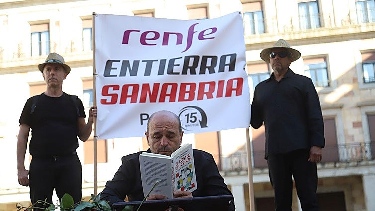 Vecinos de Palacios de Sanabria colocan un ataúd frente a la Subdelegación: «Renfe entierra Sanabria por 15 minutos»