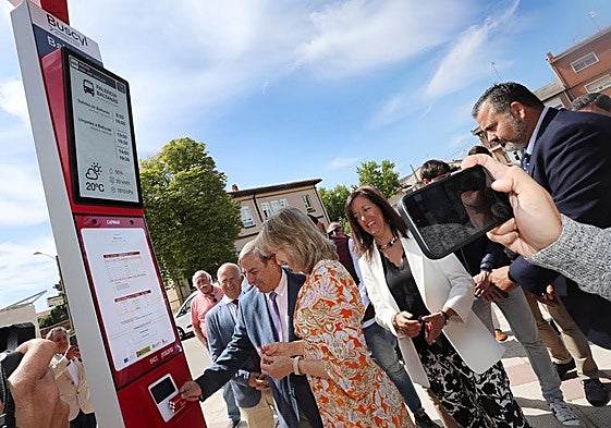 El consejero de Movilidad y Transformación Digital, en el centro, y el vicepresidente segundo de la Diputación acompañan a la alcaldesa de Baltanás en la presentación del proyecto de paradas inteligentes para el transporte de viajeros.