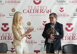 José María Viteri, tras presentar la programación escénica de la próxima temporada en el Teatro Calderon, aplaudido por la concejala de Educación y Cultura, Irene Carvajal.