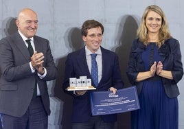 El alcalde de Madrid, José Luis Martínez-Almeida, recibe los aplausos de Jesús Julio Carnero y Ángel de Miguel.