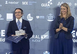 Enrique Cornejo recibe los aplausos de Ángela de Miguel y Antonio Garamendi, durante la gala de la CEOE celebrada en Valladolid.