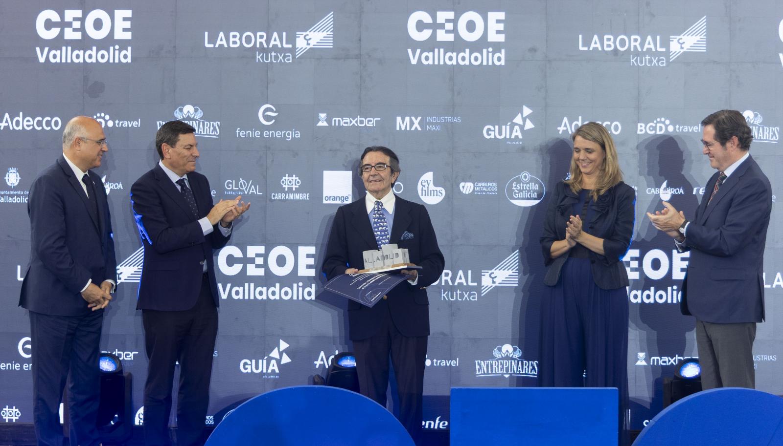 Enrique Cornejo recibe los aplausos de Ángela de Miguel y Antonio Garamendi, durante la gala de la CEOE celebrada en Valladolid.
