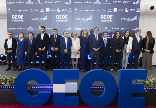 Foto de familia de los premiados y dirigentes de la CEOE.