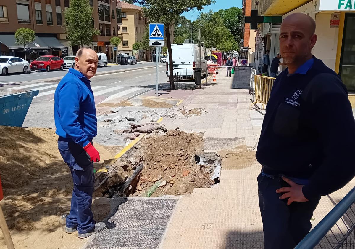 Operarios en el lugar de la avería.
