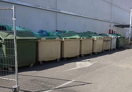 Restos de basura en el exterior del Hospital Río Carrión.