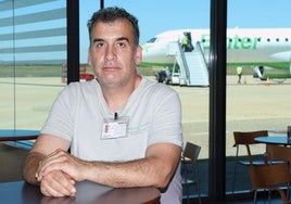 El empresario que explota la cafetería del aeropuerto de Villanubla, César Carreras, con un avión de Binter al fondo este jueves.