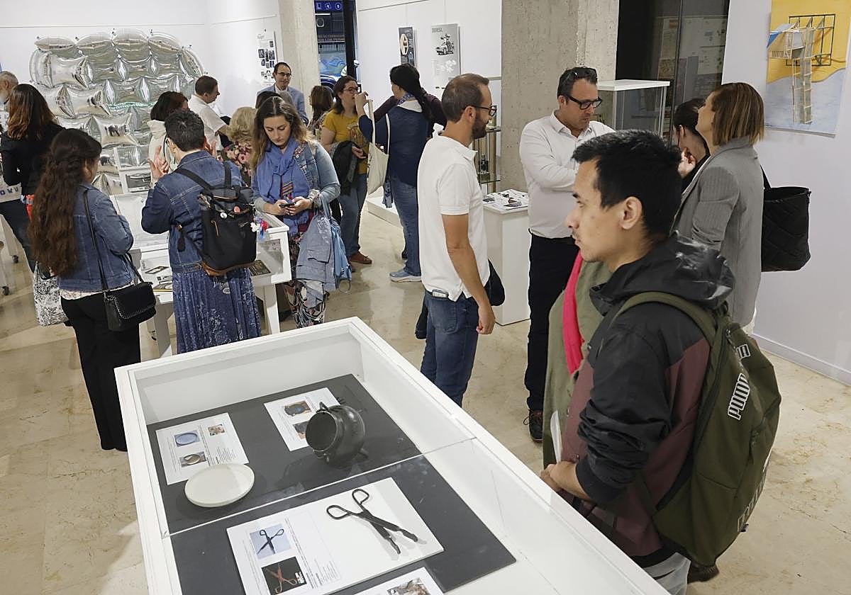 Los alumnos observan los trabajos expuestos en la Biblioteca, este jueves.
