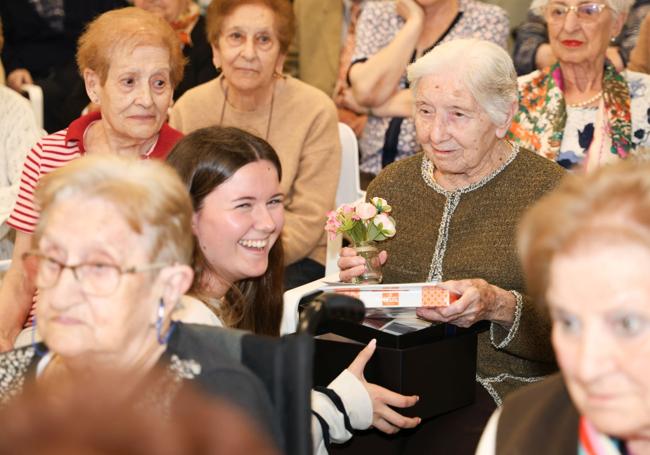 Ester Rodríguez recibiendo el libro de su vida escrito por Jimena Gutiérrez