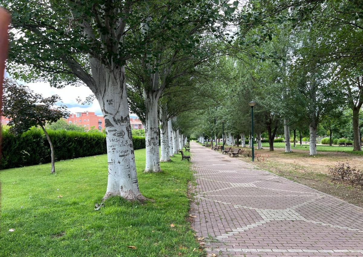Imagen secundaria 1 - Algunas zonas de Parque Alameda. 1) Característico Edificio Proa a escasos metros de las 'Puertas de Valladolid' 2) Zona de paseo en Parque Alameda 3) Casa Luelmo, popularmente conocida como Villa Paulita