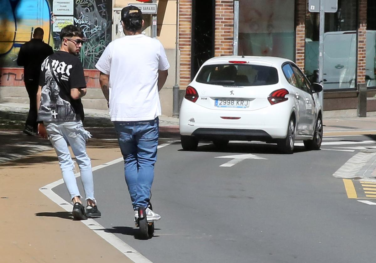 Un hombre circulal en patinete por una calle de Segovia en una fotografía de archivo.