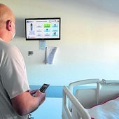 Monitor de televisión en una habitación de hospital.
