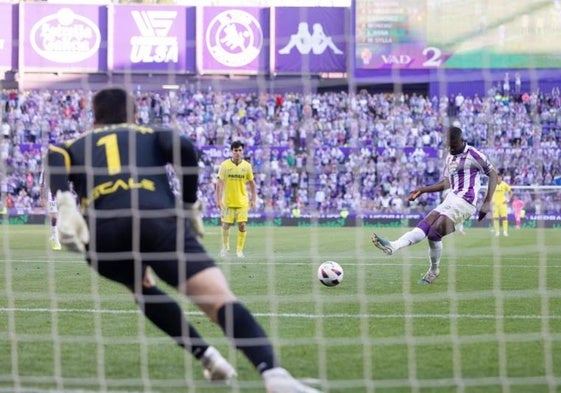 Sylla lanza el penalti que dio el ascenso al Pucela en 2024.