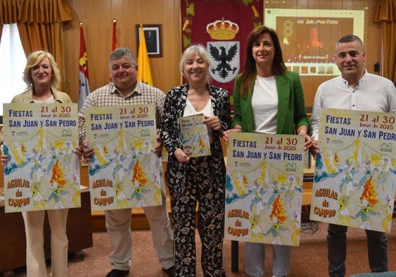 La alcaldesa, María José Ortega, flanqueada por Magali Corada, Ramón Ortega, Soraya Isasi y Giovanni Peláez.