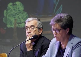 El arzobispo de Valladolid y presidente de la Conferencia Episcopal Española, Luis Argüello (centro), en la inauguración de la asamblea.
