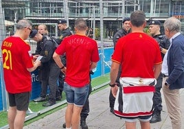 Los agentes se unen a la policía alemana tras detener al ladrón.