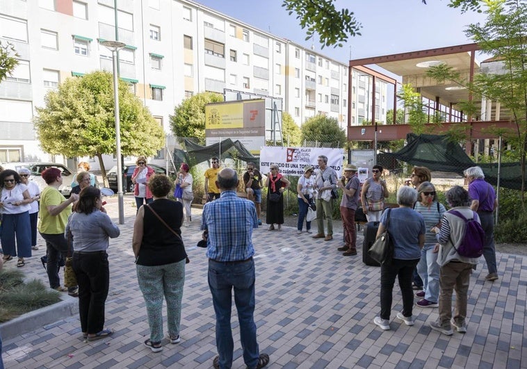 Vecinos de La Rondilla manifestándose ante el esqueleto del edificio de la Seguridad Social