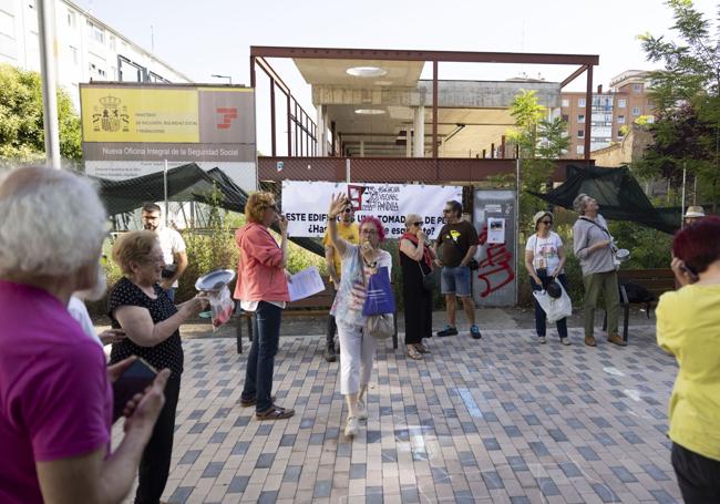 Los vecinos durante la cacerolada ante el esqueleto del edificio