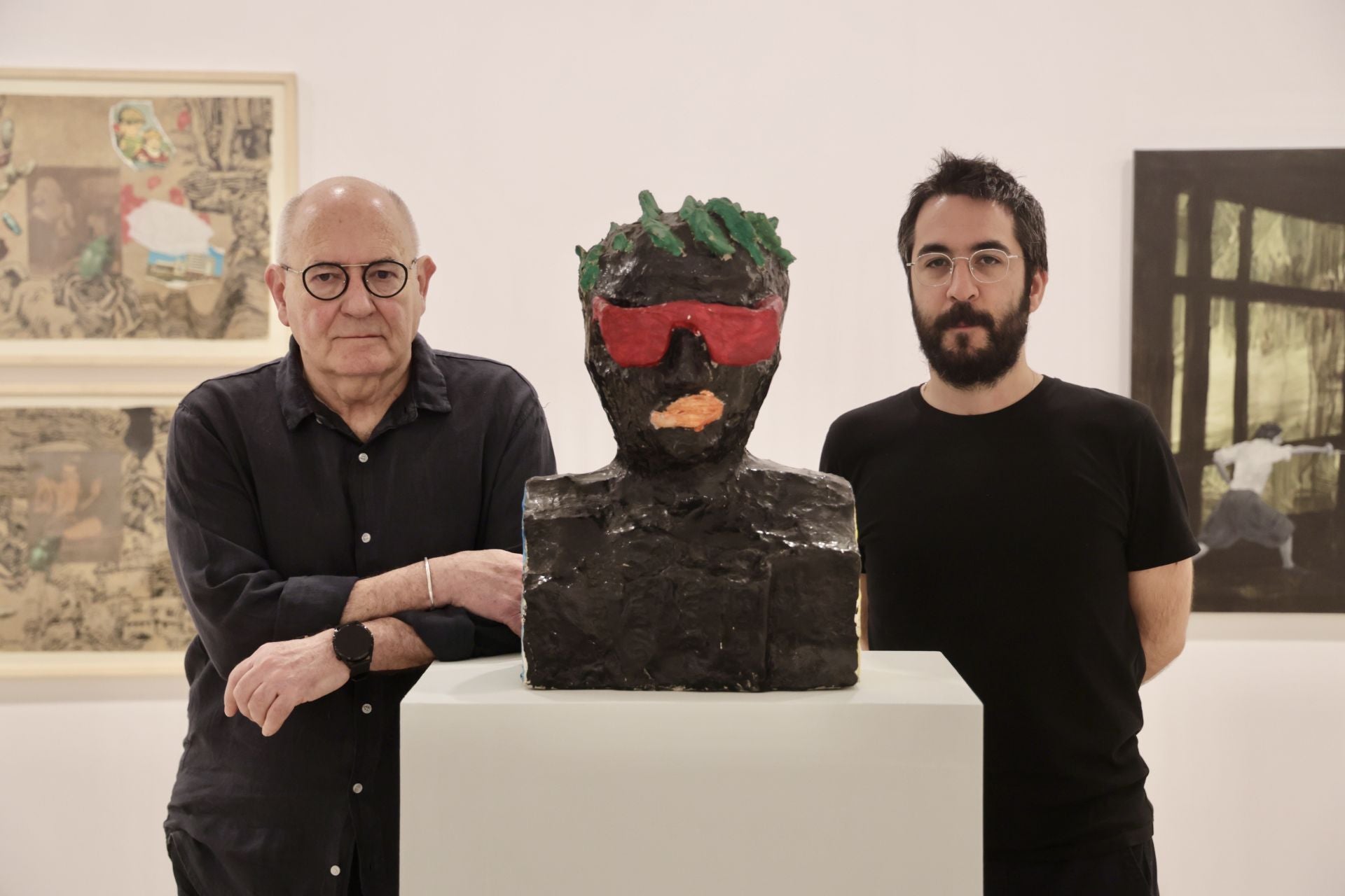 Luis y Julián Cruz, junto al busto 'Domund', del primero, en el Herreriano.