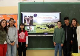 Profesores y alumnos del colegio Santa Clara que han participado en proyecto.