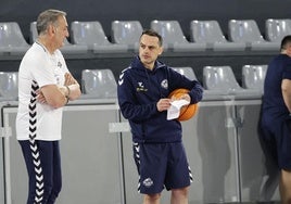Luis Guil con sus ayudantes, en el entrenamiento del jueves.