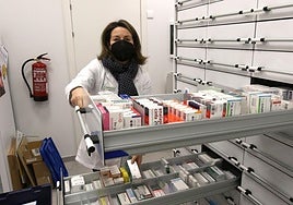 Una farmacéutica de Segovia abre un cajón con medicamentos.