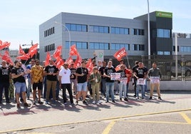 Trabajadores de Iberdrola durante la protesta de esta mañana.