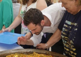 Una paella gigante para estrechar lazos entre Barrio España y San Pedro Regalado