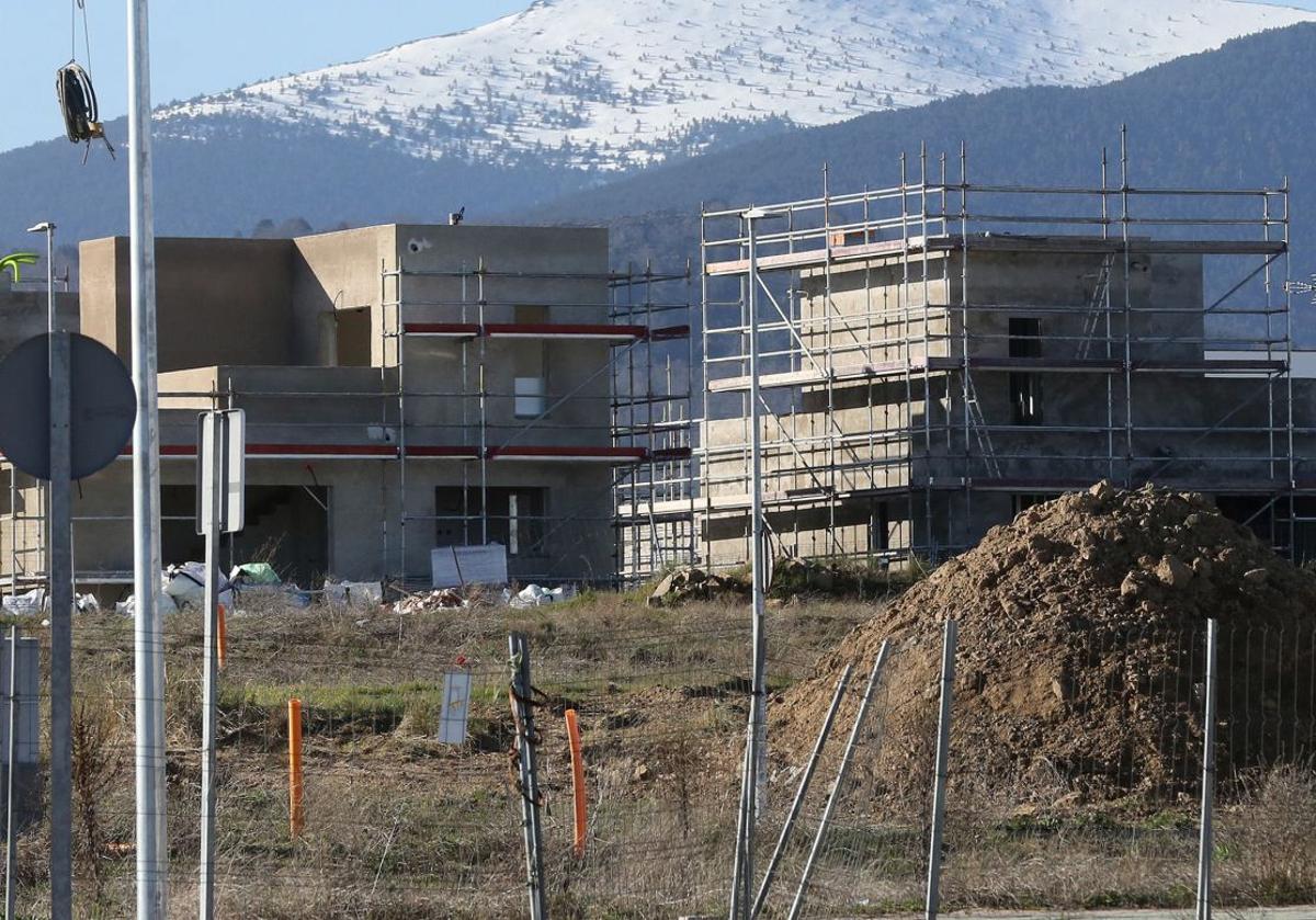 Nuevas viviendas en construcción en la expansión urbanística de Palazuelos de Eresma, en Segovia.