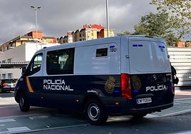 Un furgón de la Policía Nacional entra en la comisaría de Las Delicias.