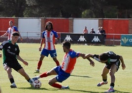 Dos futbolistas del Burgos B frenan un acción de ataque del Tordesillas