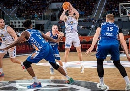 Tobias Borg, el mejor jugador este sábado del Súper Agropal Palencia, se levanta intentando anotar.