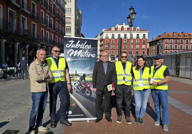 El concejal Ignacio Zarandona y el deán de la Catedral, José Andrés Cabrerizo, posan con participantes en la cita motera.
