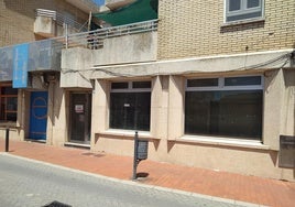 Fachada del local ahora en desuso y en venta donde estaba la oficina de Caja España cuando fue atracada el año 2000.