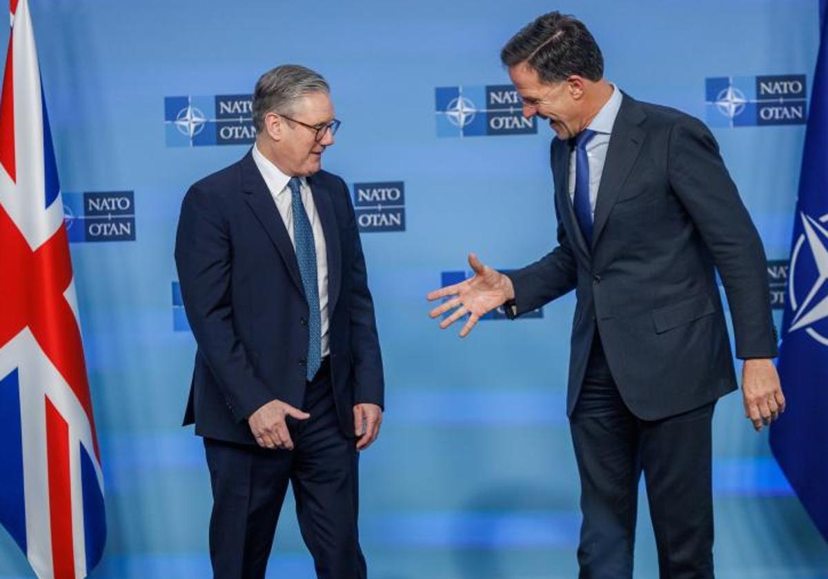 Keir Starmer (i) con el secretario general de la OTAN, Mark Rutte, el pasado febrero.