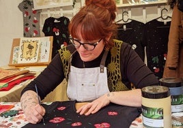 Amaya Barahona pinta una de las camisetas de su línea creativa Manojito de Claveles.