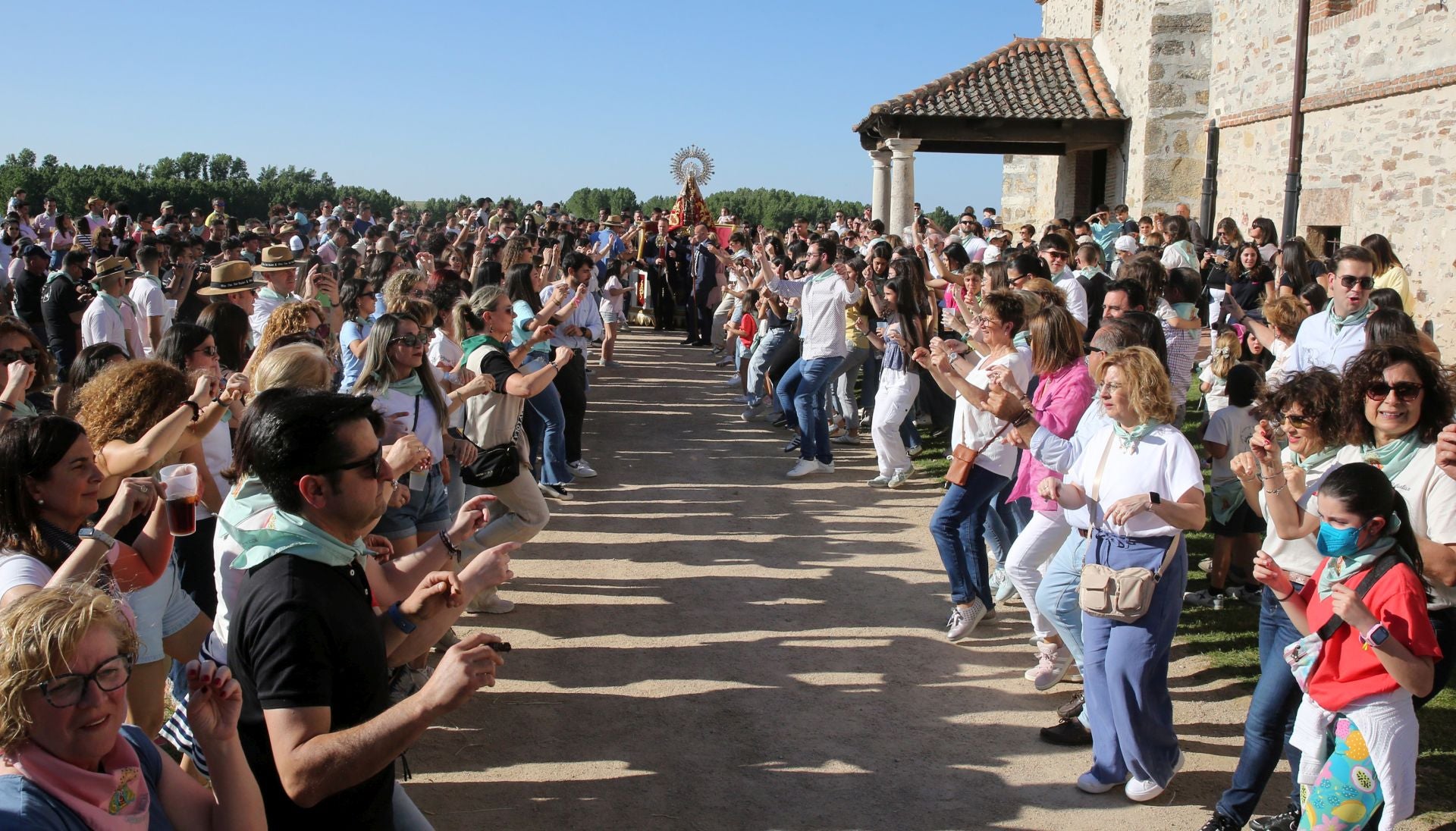La romería de la Virgen del Bustar, en imágenes
