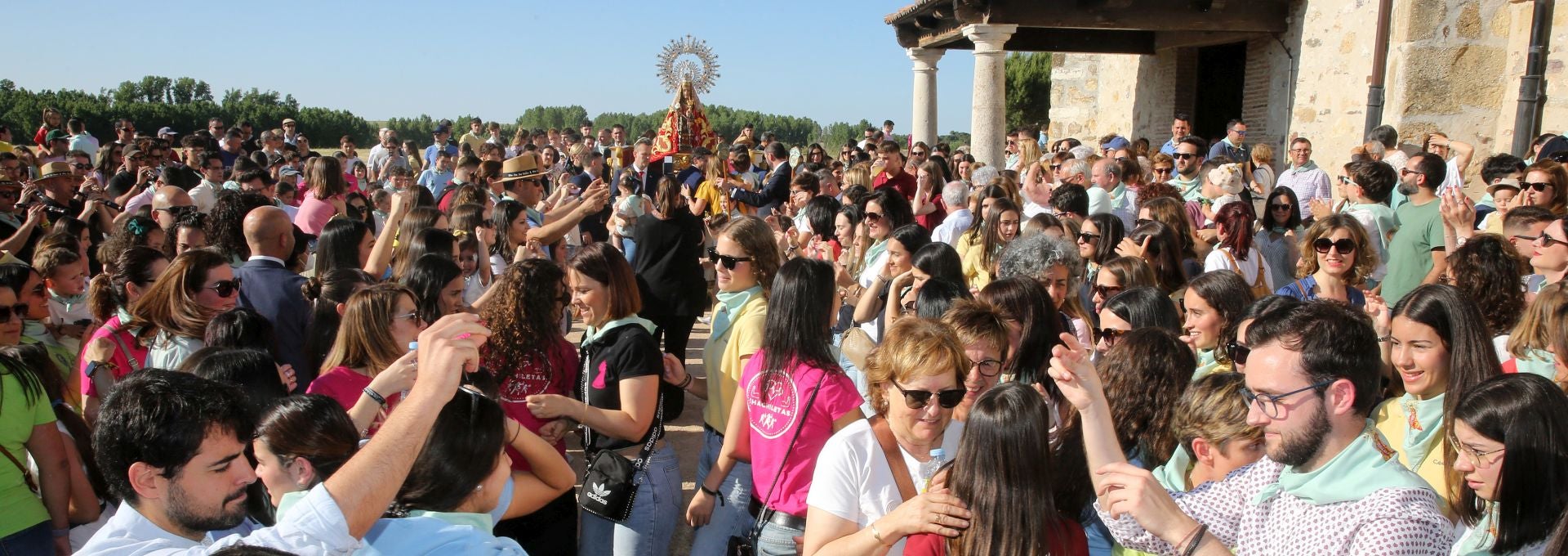 La romería de la Virgen del Bustar, en imágenes