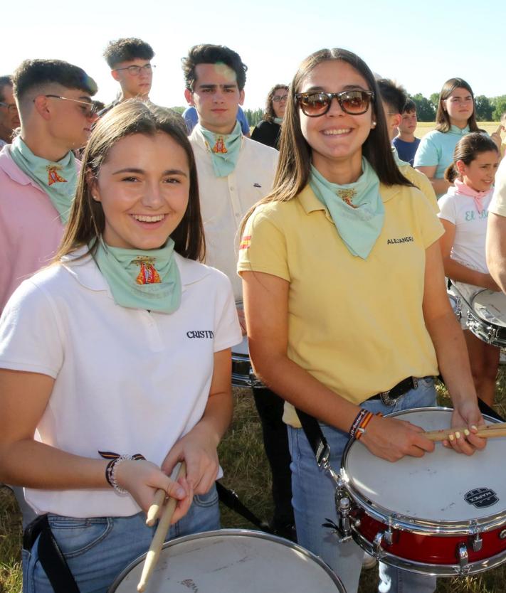 Imagen secundaria 2 - Arriba, multitud de fieles y curiosos aplauden la salida de la ermita de la Virgen del Bustar; abajo, niños montados en la carroza con la imagen de la patrona de Carbonero el Mayor, y a la derecha, jóvenes con los tamboriles preparados para hacerlos sonar al paso de la talla.